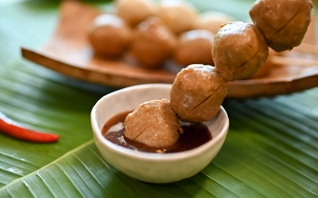 Thailändische Hühnerfleischbällchen mit Erdnuß-Dip und asiatischem Gurkensalat: