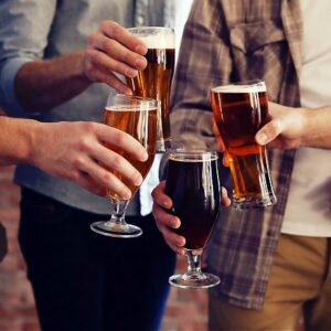 mit Bier anstoßen in der Bier-Bim