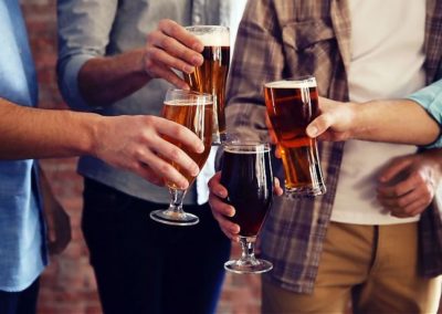 mit Bier anstoßen in der Bier-Bim