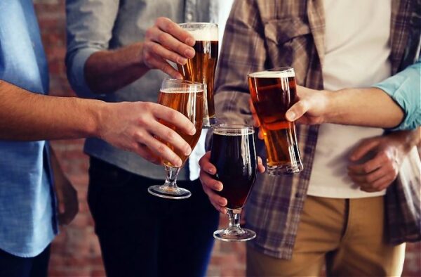 mit Bier anstoßen in der Bier-Bim