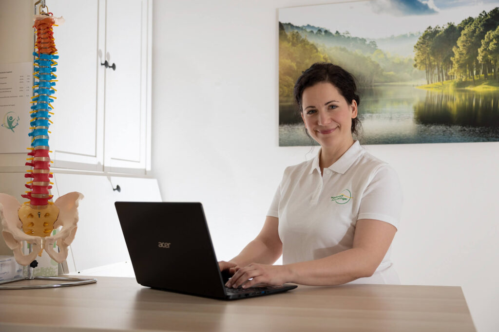 Julia Weninger an ihrem Laptop